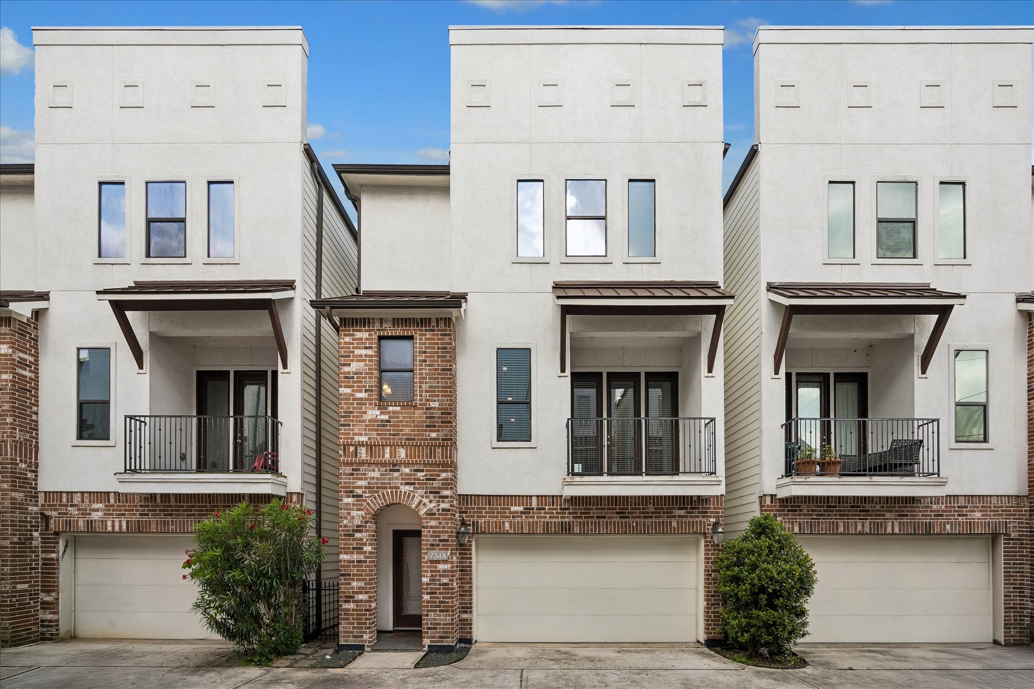 Welcome to 734 W 20th St #A—an exceptional 3-bedroom, 3.5-bath residence ideally located in the heart of Historic Heights, nestled between Shepherd & Durham.
