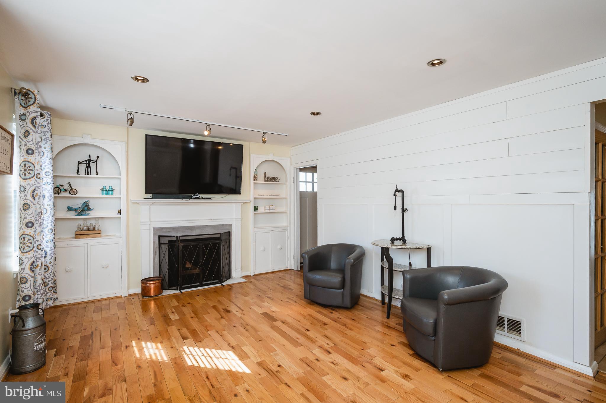612 Windwood Road Baltimore, MD 21212 - Photo 8 of 70 Living Room w/Built-In's