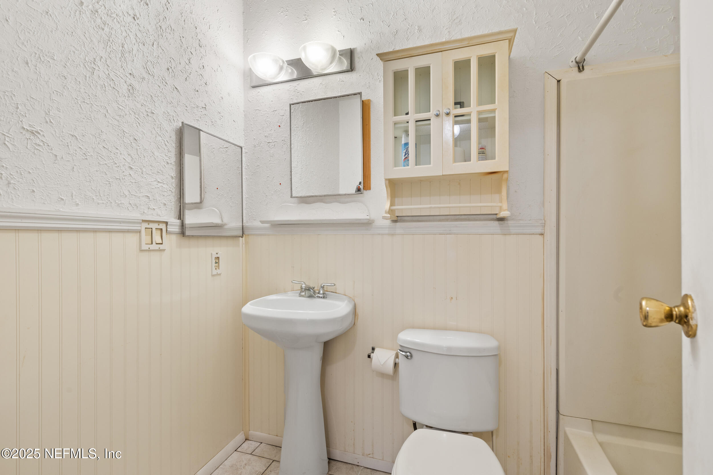 5671 Chugah Street Keystone Heights, FL 32656 - Photo 32 of 47 a bathroom with a toilet sink and mirror