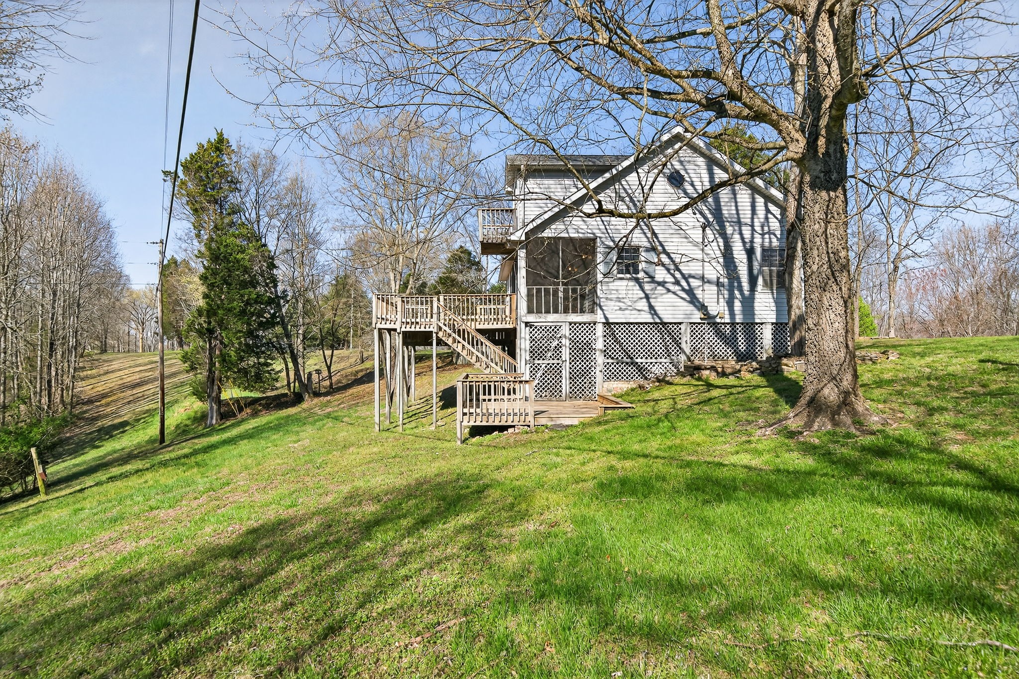 676 Sunny Point Road Baxter, TN 38544 - Photo 28 of 35 a view of a backyard with wooden fence and a bench