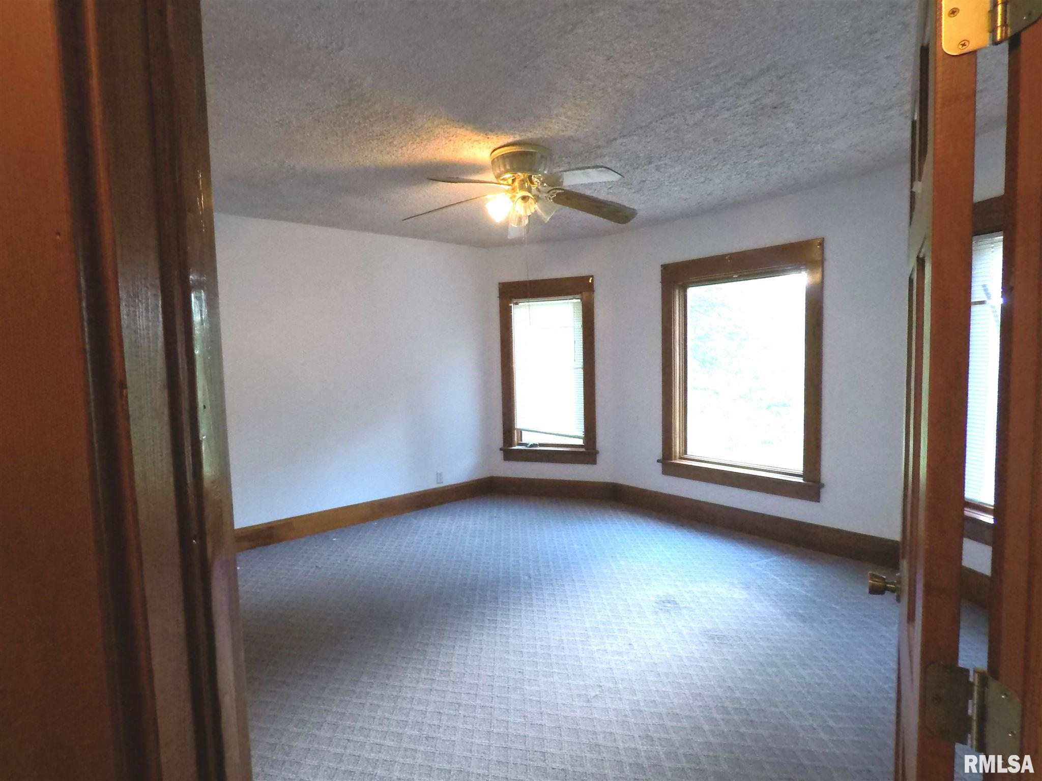 433 44th Street Moline, IL 61265 - Photo 3 of 17 Gallery Image 3