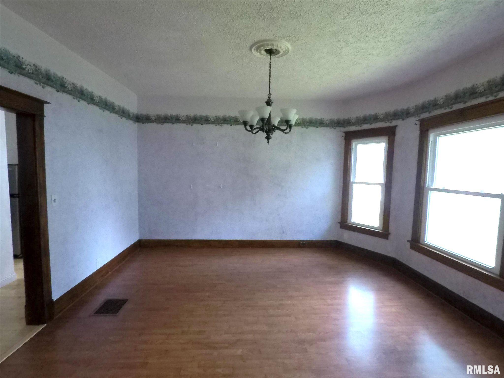 433 44th Street Moline, IL 61265 - Photo 4 of 17 Gallery Image 4