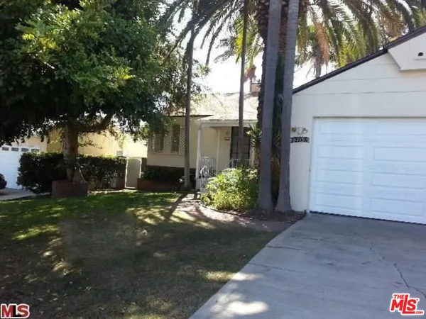 a view of a backyard with garden