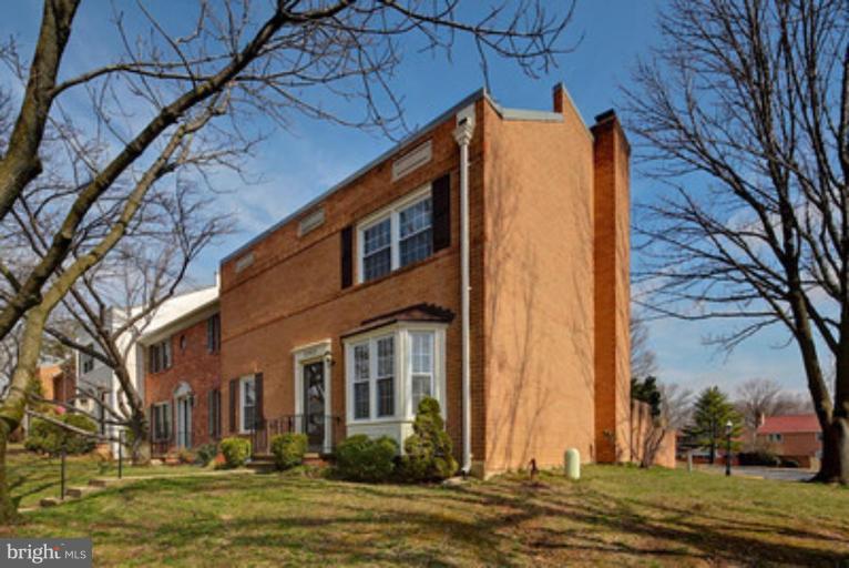 5982 Queenston Street Springfield, VA 22152 - Photo 2 of 29 Exterior #2