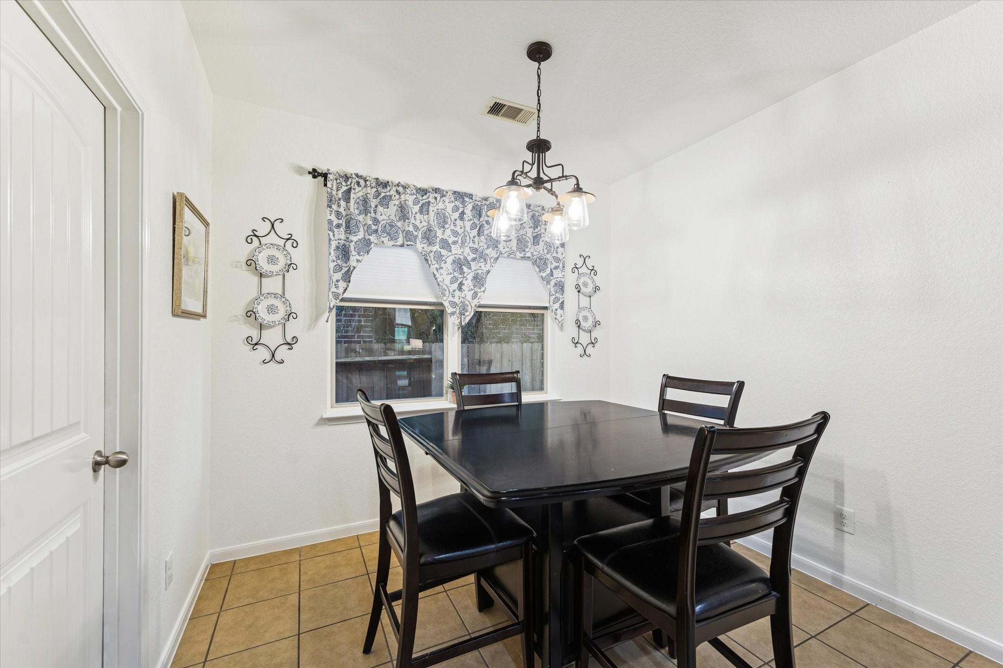 191 Maple Grove Drive Conroe, TX 77384 - Photo 11 of 27 The cozy breakfast area.