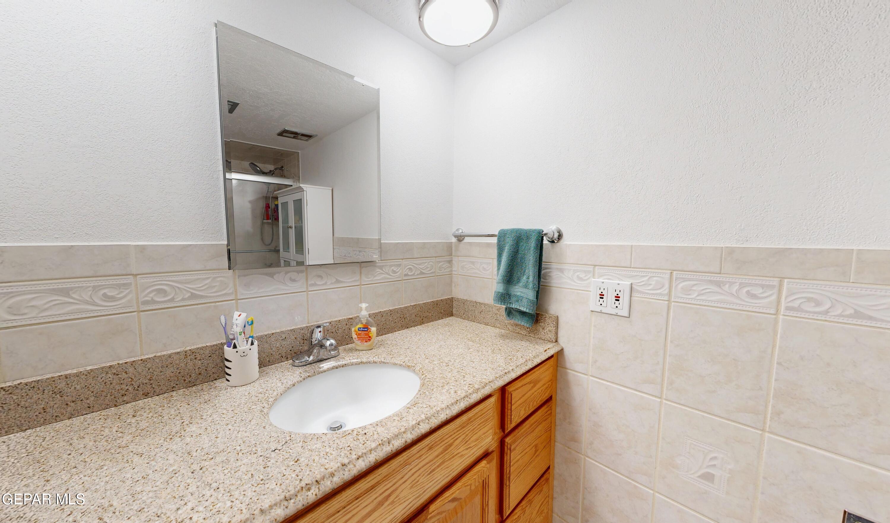 2900 Stone Edge Road El Paso, TX 79904 - Photo 18 of 42 2900 Stone Edge Principal Bath Pic