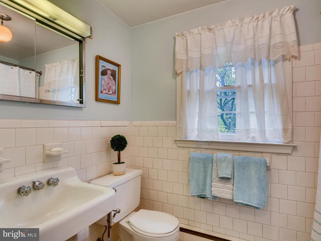 187 Hollen Road Baltimore, MD 21212 - Photo 24 of 34 Hall bath with a tub/shower combo