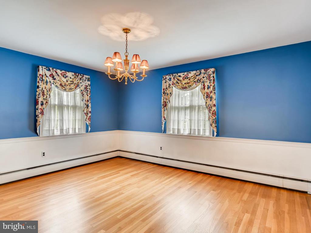 187 Hollen Road Baltimore, MD 21212 - Photo 7 of 34 Light filled dining room