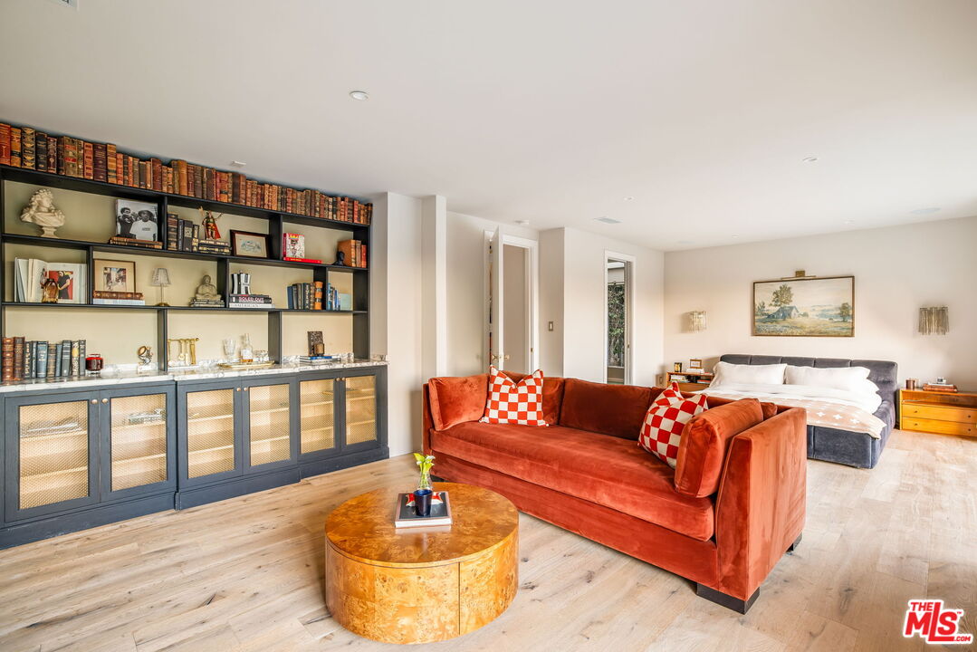 7924 Hillside Avenue Los Angeles, CA 90046 - Photo 12 of 37