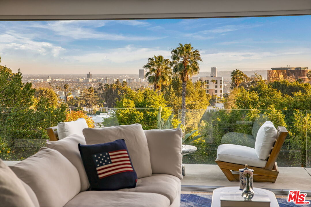 7924 Hillside Avenue Los Angeles, CA 90046 - Photo 2 of 37