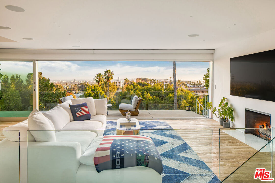 7924 Hillside Avenue Los Angeles, CA 90046 - Photo 3 of 37