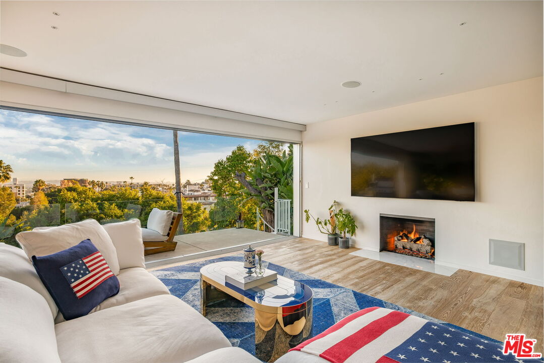 7924 Hillside Avenue Los Angeles, CA 90046 - Photo 4 of 37