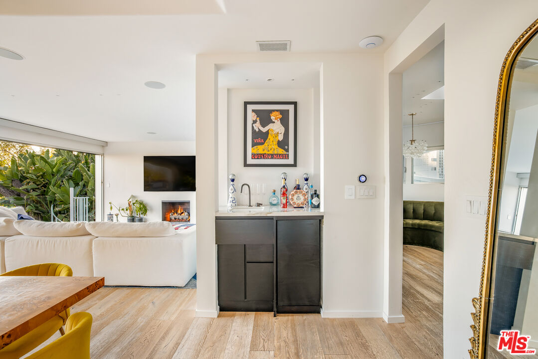 7924 Hillside Avenue Los Angeles, CA 90046 - Photo 7 of 37