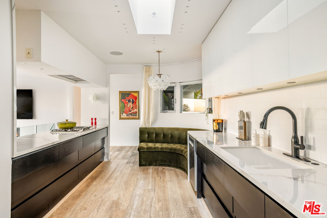 7924 Hillside Avenue Los Angeles, CA 90046 - Photo 8 of 37