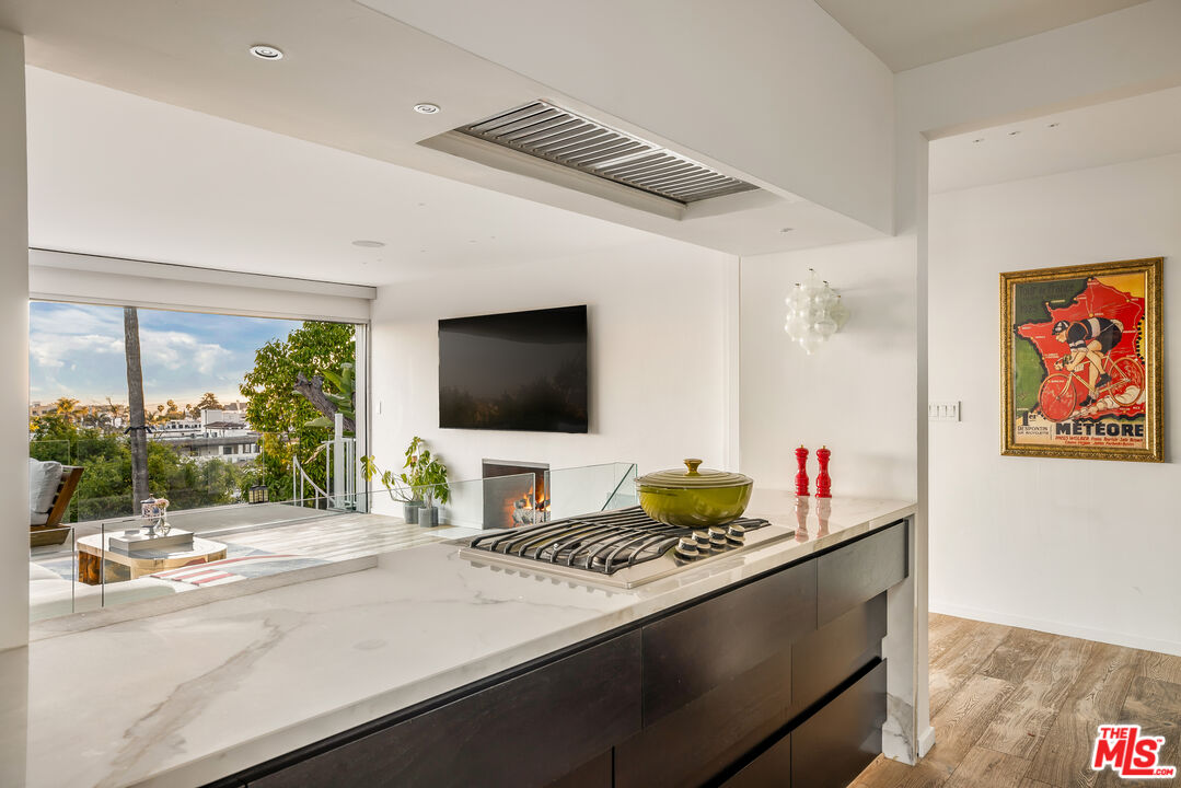 7924 Hillside Avenue Los Angeles, CA 90046 - Photo 9 of 37