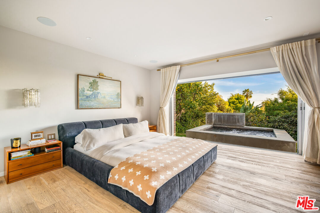 7924 Hillside Avenue Los Angeles, CA 90046 - Photo 10 of 37