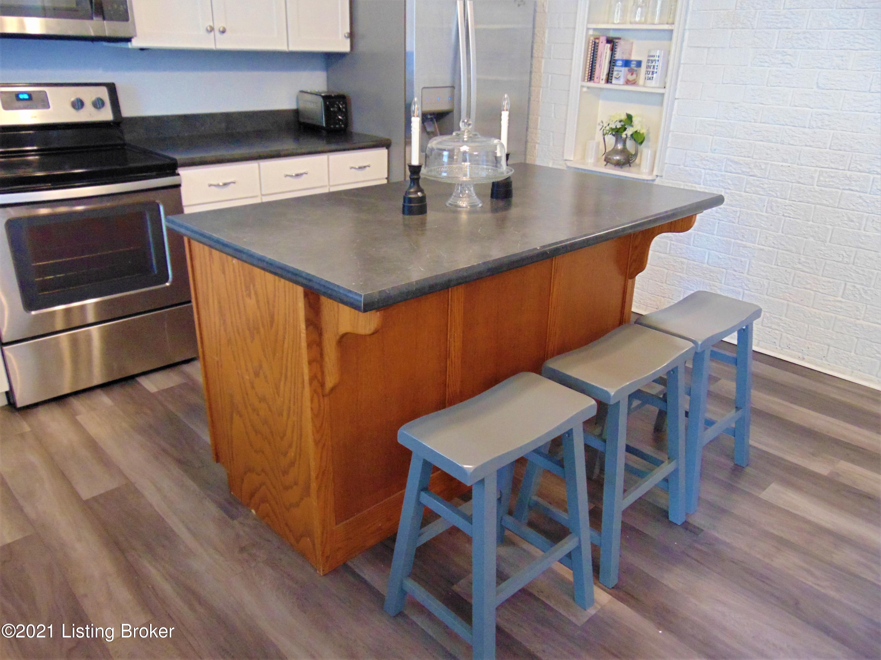 6601 Delton Road Louisville, KY 40258 - Photo 21 of 65 Great for snacks or homework!