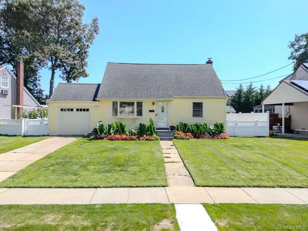 $699,000 | 52 Midwood Avenue, Farmingdale, NY 11735