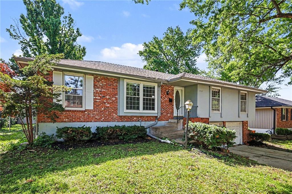 11047 Spring Valley Road Kansas City, MO 64134 - Photo 2 of 19