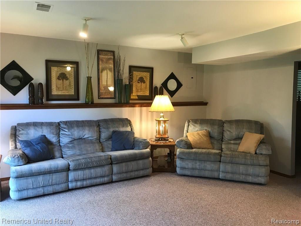 2384 Highfield Road Waterford, MI 48329 - Photo 16 of 30 IMG_1353.JPG