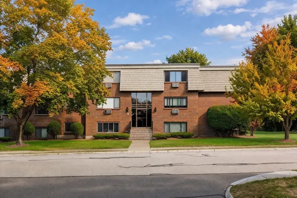 $319,000 | 5 Hallmark Gardens, Unit 1, Burlington, MA 01803