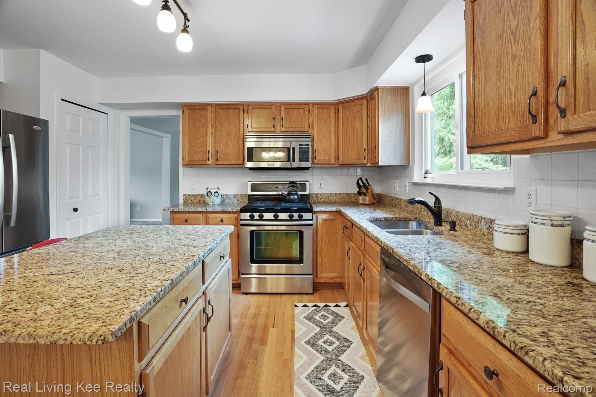 970 Ridgeview Circle Lake Orion, MI 48362 - Photo 17 of 50 970-Ridgeview-Cir-14.jpg
