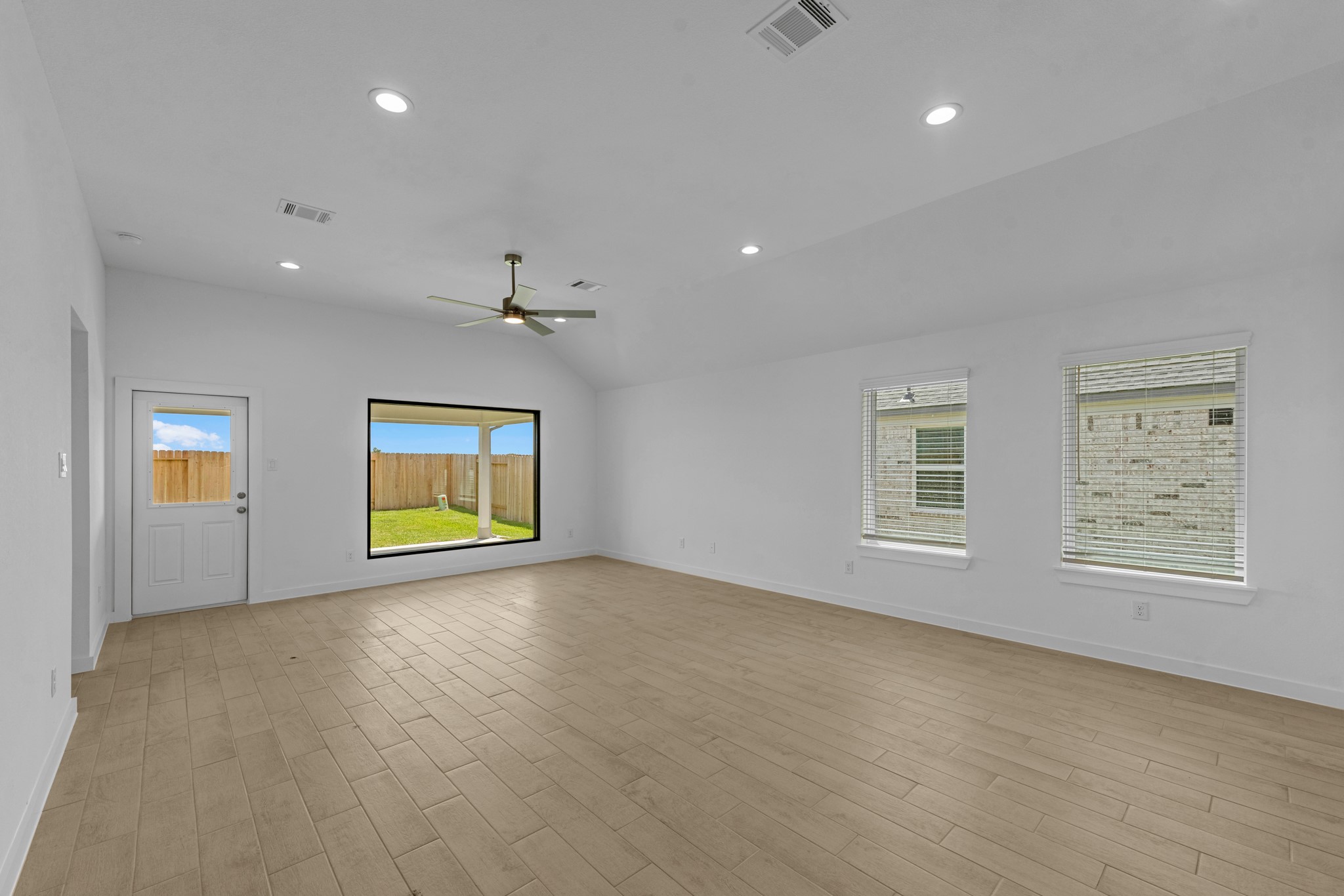 818 Orchard Vale Road Rosharon, TX 77583 - Photo 6 of 27 Gallery Image 6