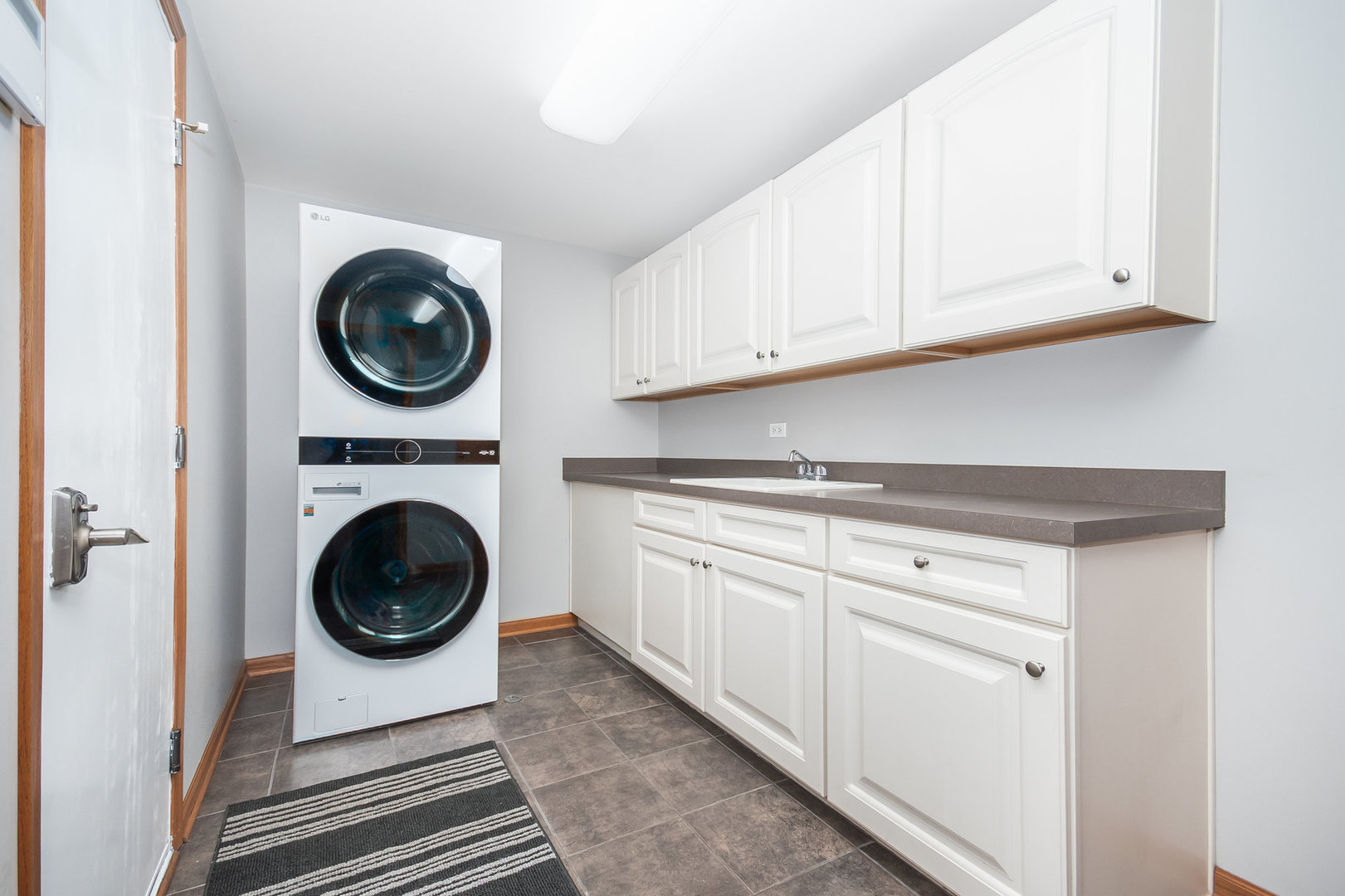 712 Eagle Brook Lane Naperville, IL 60565 - Photo 17 of 40 a utility room with sink dryer and washer