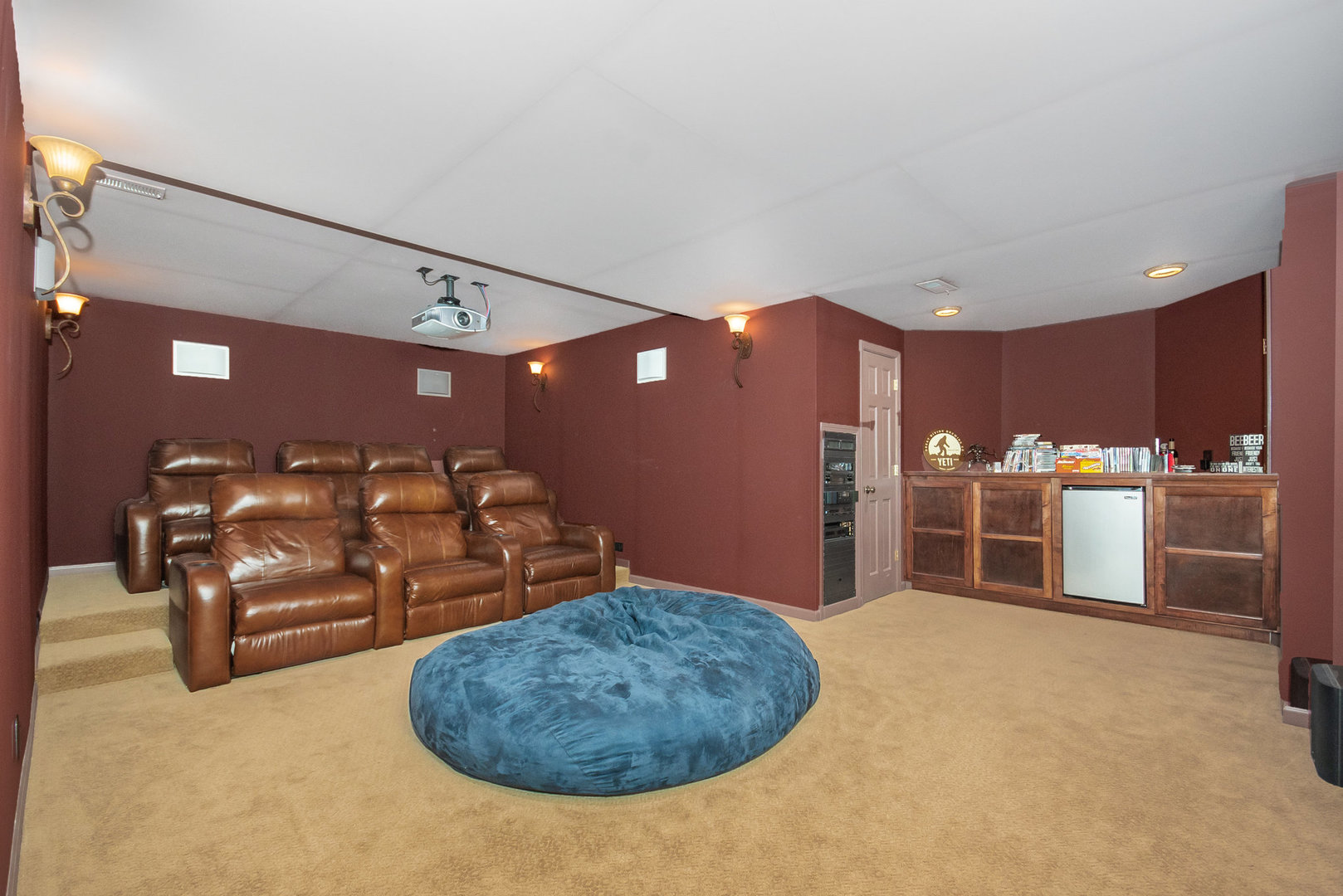 712 Eagle Brook Lane Naperville, IL 60565 - Photo 28 of 40 a view of a livingroom with furniture and a garage