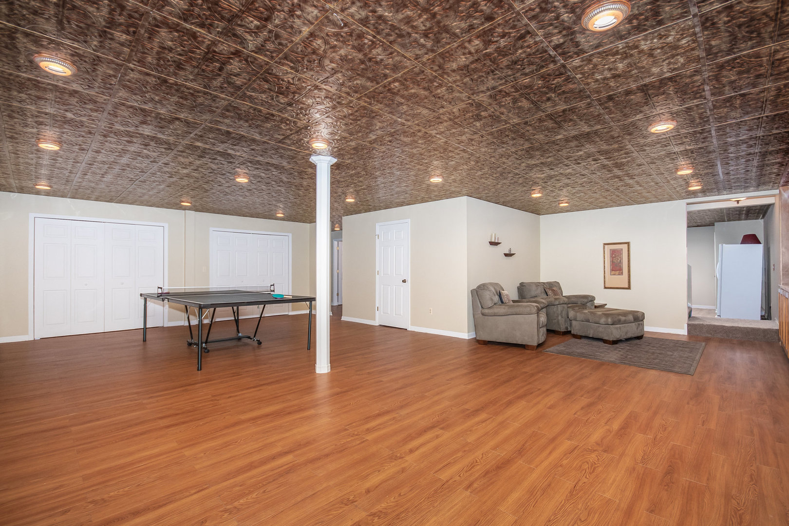 712 Eagle Brook Lane Naperville, IL 60565 - Photo 31 of 40 a view of a livingroom with furniture and wooden floor