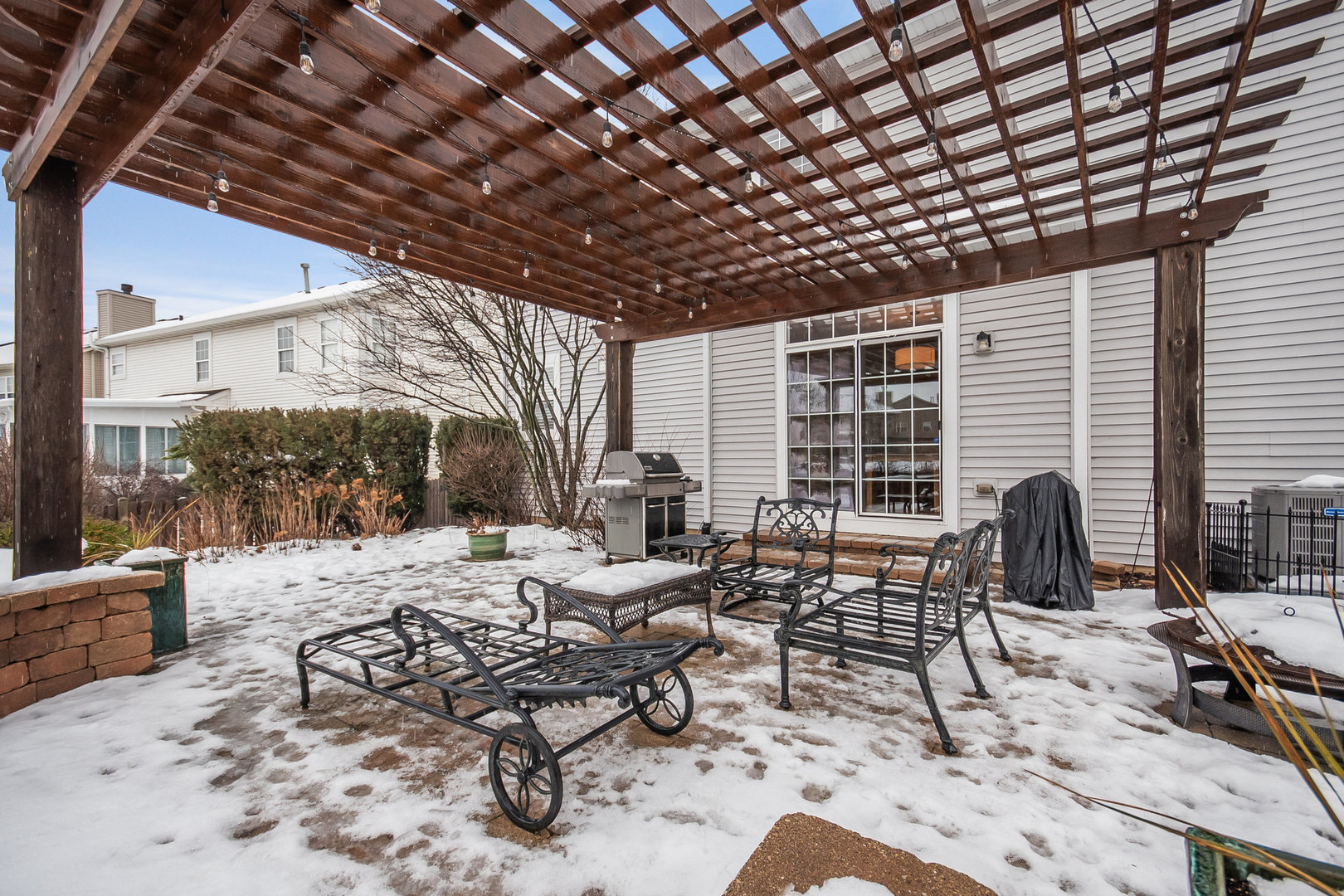 712 Eagle Brook Lane Naperville, IL 60565 - Photo 39 of 40 a view of a dinning table and chairs in the patio