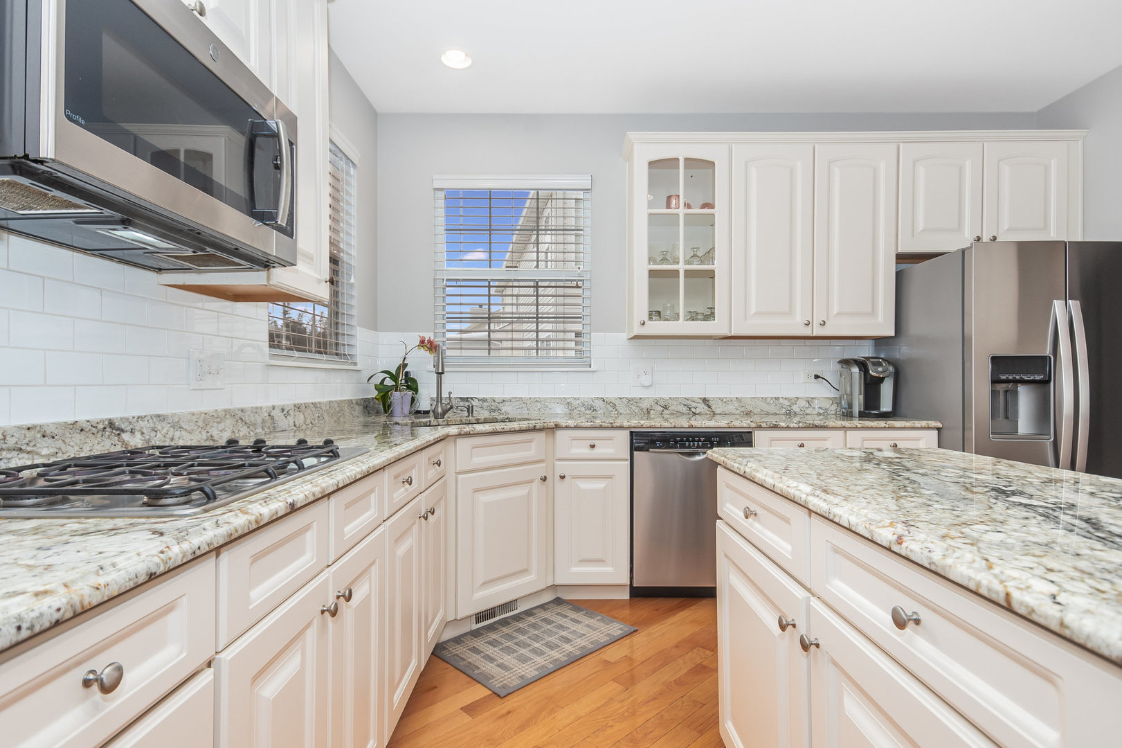 712 Eagle Brook Lane Naperville, IL 60565 - Photo 5 of 40 a kitchen with stainless steel appliances granite countertop a sink stove and refrigerator