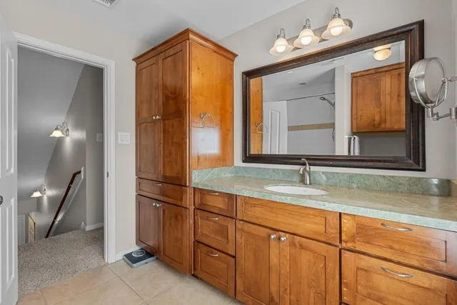 a view of entryway with workspace