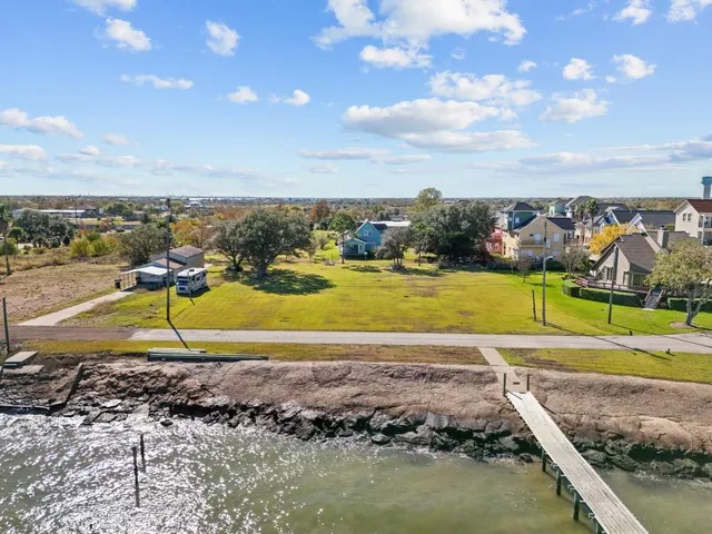 a view of a houses with a yard