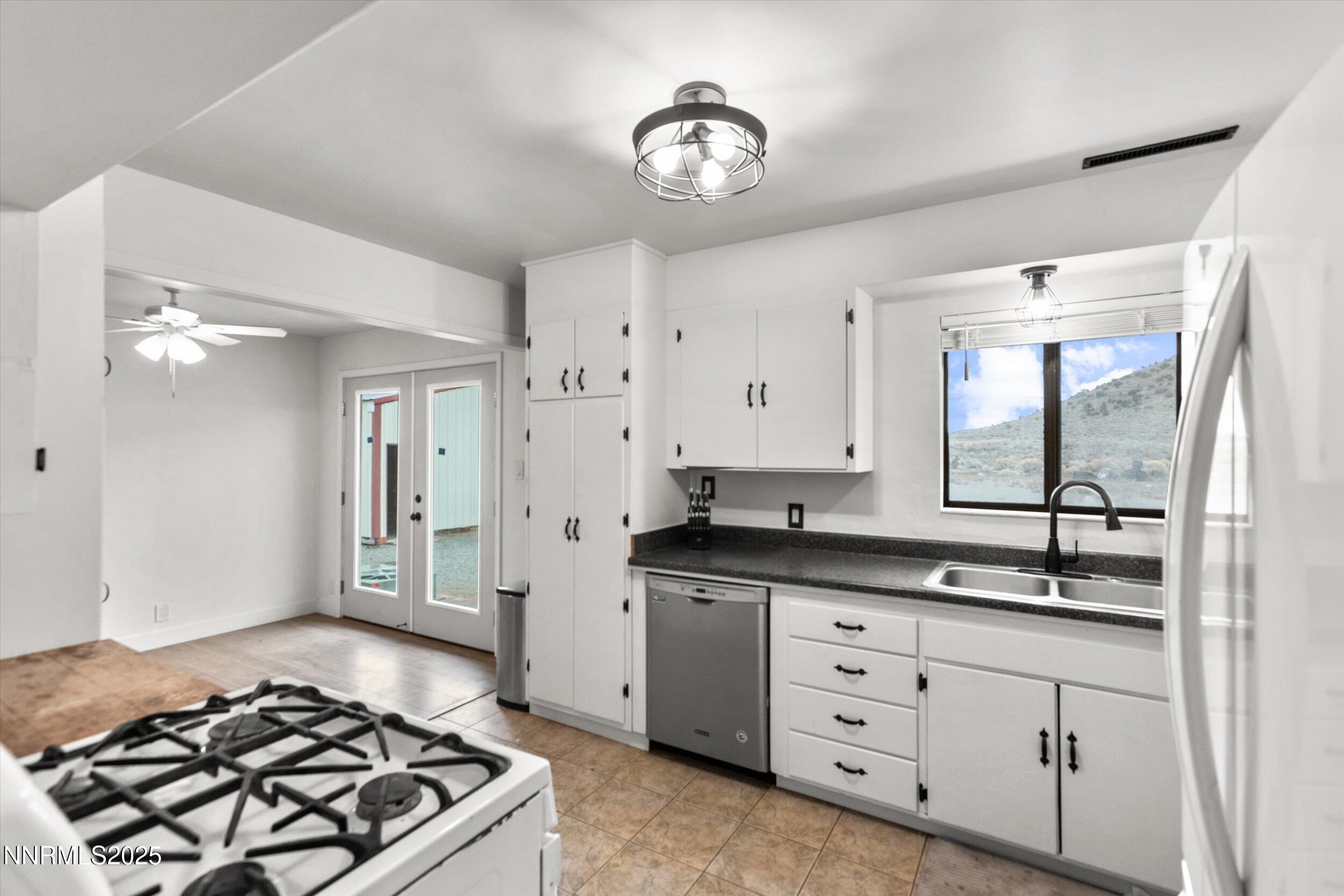 11360 Fir Drive Reno, NV 89506 - Photo 11 of 33 05-Kitchen