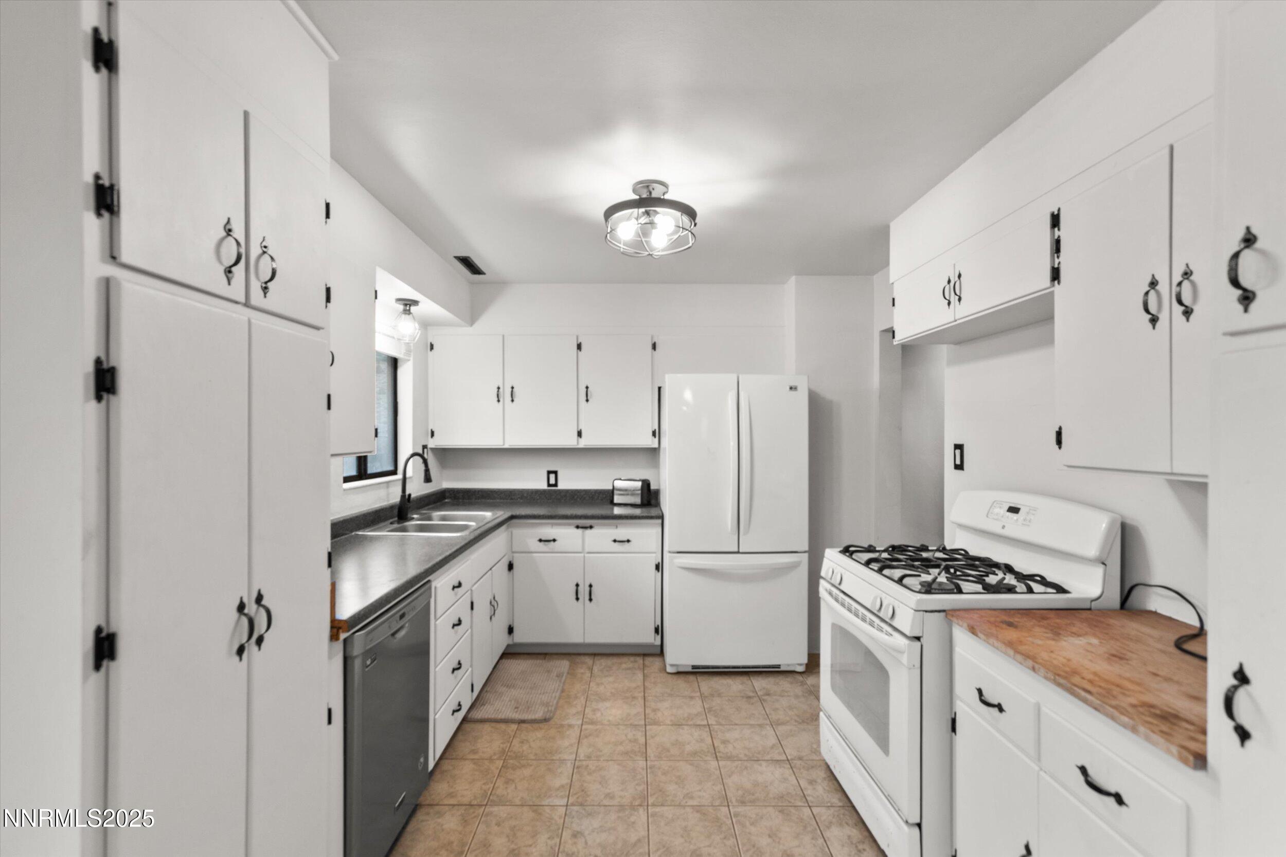 11360 Fir Drive Reno, NV 89506 - Photo 10 of 33 Kitchen