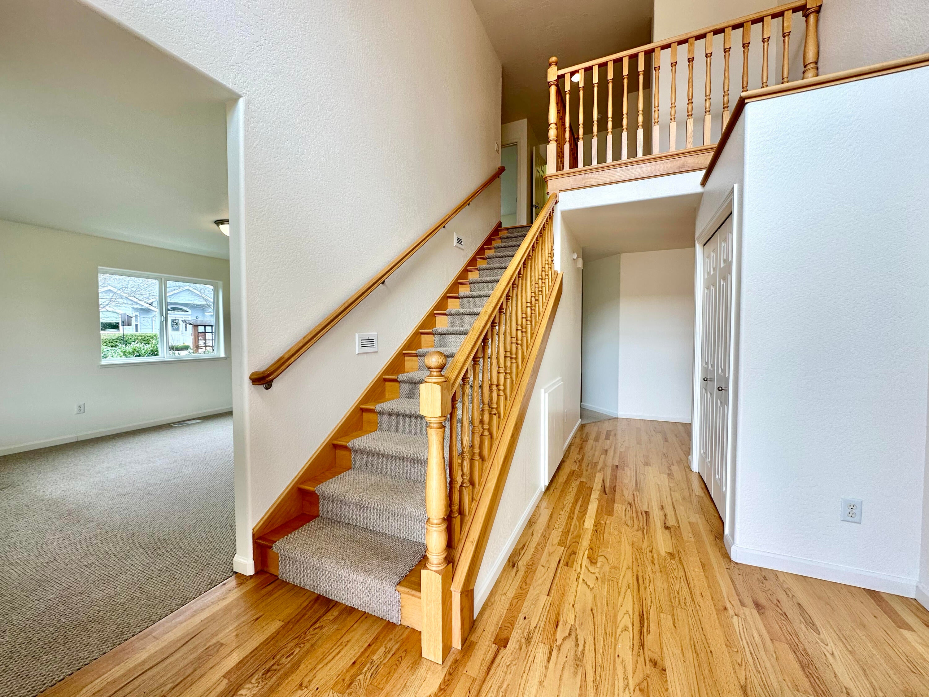 112 Walnut Place Phoenix, OR 97535 - Photo 2 of 78 Foyer into sitting rm