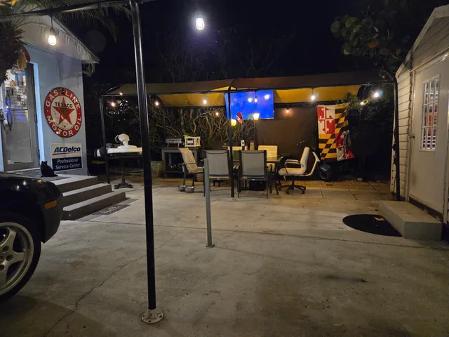 a room with lots of tables and chairs