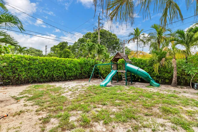 a view of a backyard