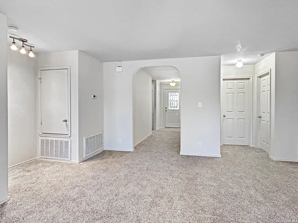 $1,675 | 10015 Red Iron Creek, Converse, TX 78109