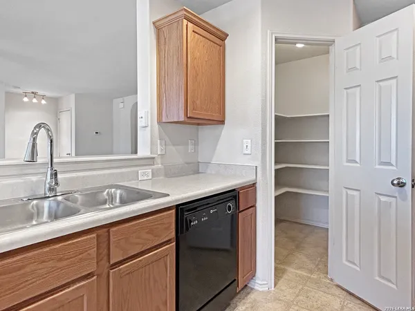 $1,675 | 10015 Red Iron Creek, Converse, TX 78109