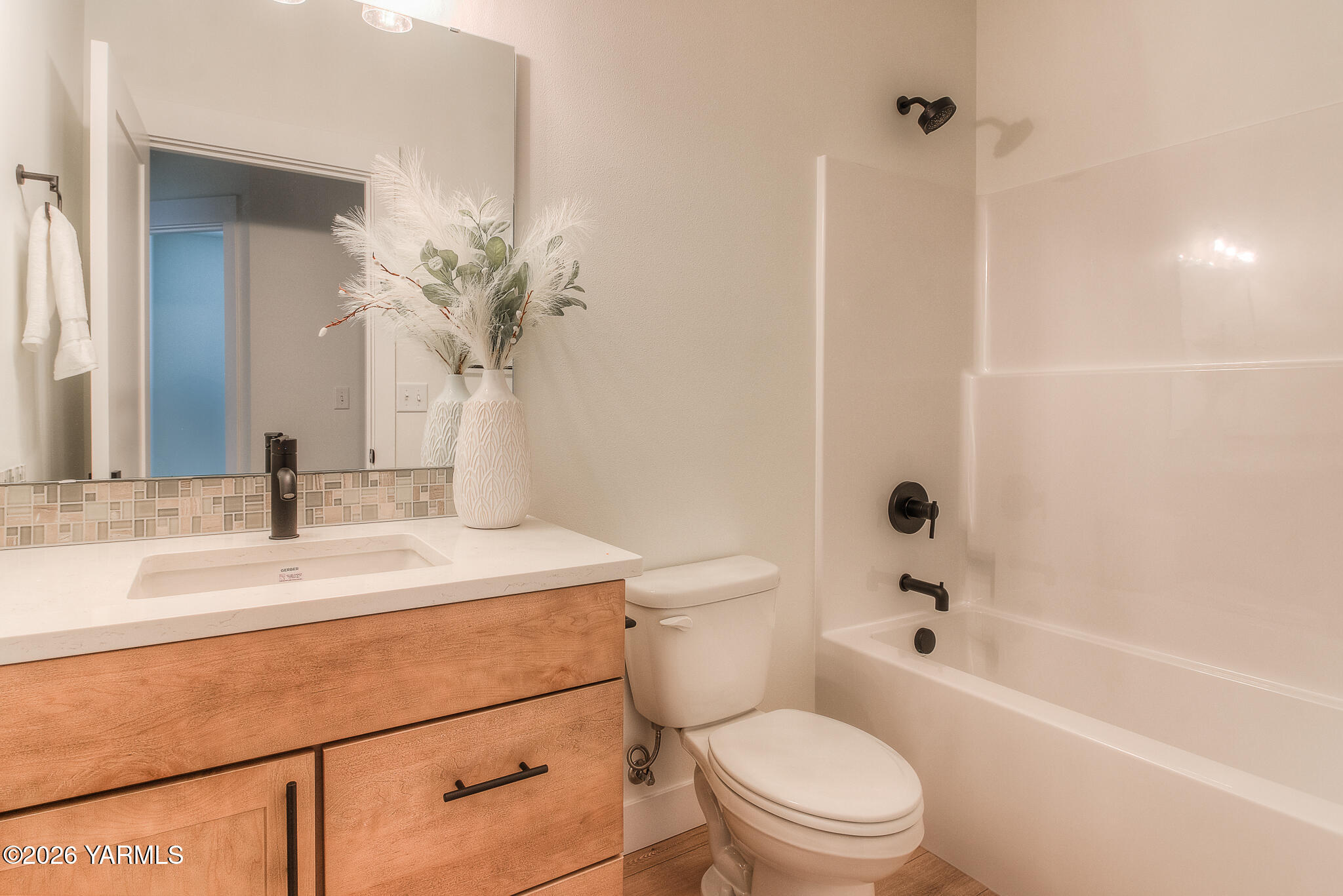 404 South 90th Avenue Yakima, WA 98908 - Photo 17 of 21 Guest Bath