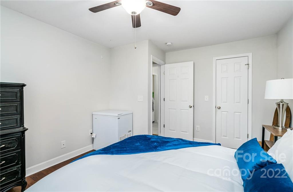308 Queens Road, Unit 29 Charlotte, NC 28204 - Photo 14 of 20 a bedroom with a bed and a chandelier