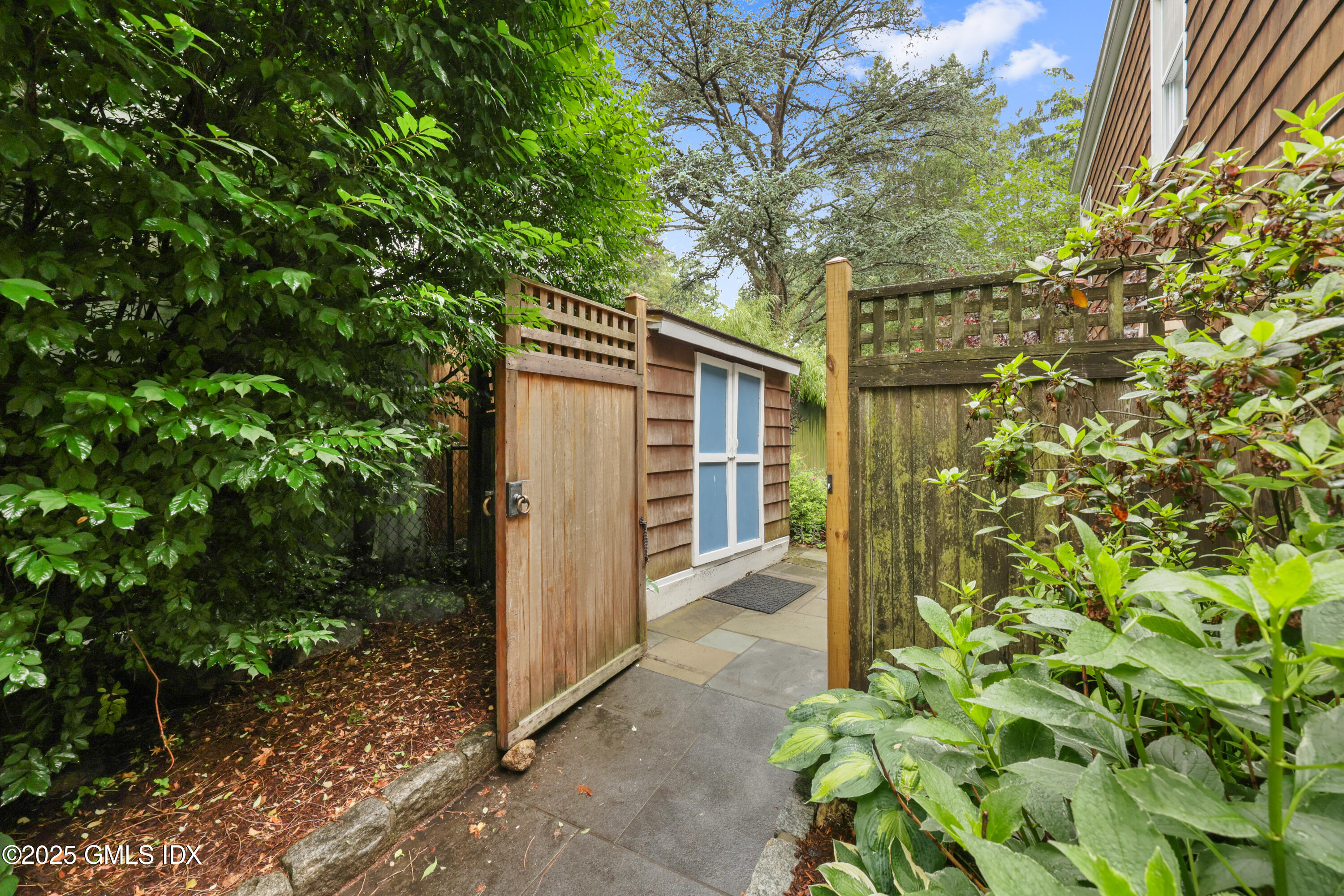 3 Janet Court, Unit 2 Riverside, CT 06878 - Photo 21 of 22 a backyard of a house with lots of green space