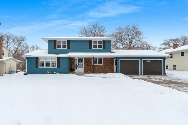 $384,900 | 544 Somerset Drive, Green Bay, WI 54301