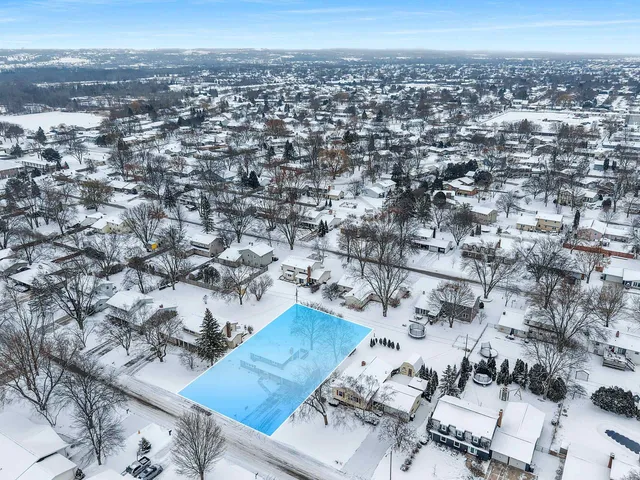 $384,900 | 544 Somerset Drive, Green Bay, WI 54301