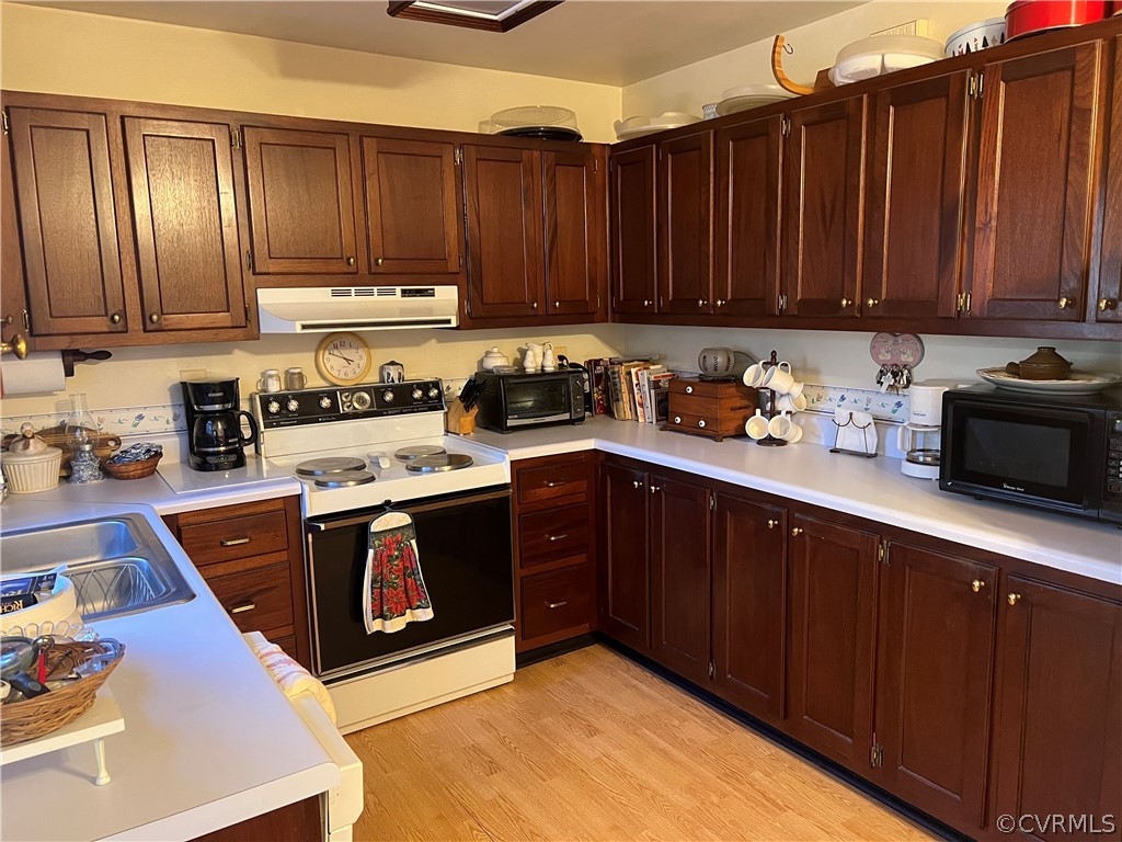 11124 Alanthus Road Midlothian, VA 23112 - Photo 5 of 28 a kitchen with wooden cabinets and a sink