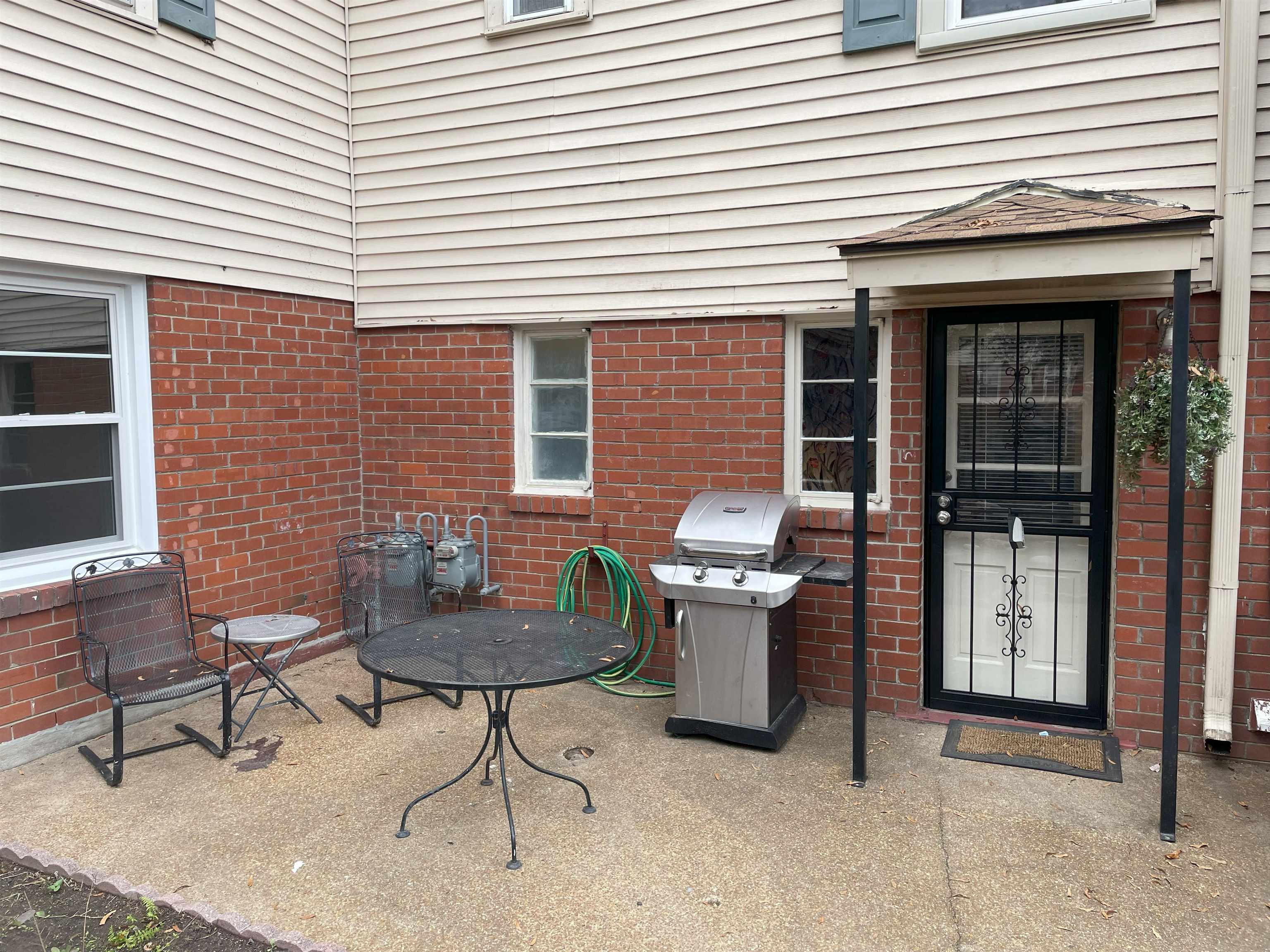 3007 Walnut Grove Road, Unit 1 Memphis, TN 38111 - Photo 14 of 14 a backyard of a house with outdoor seating