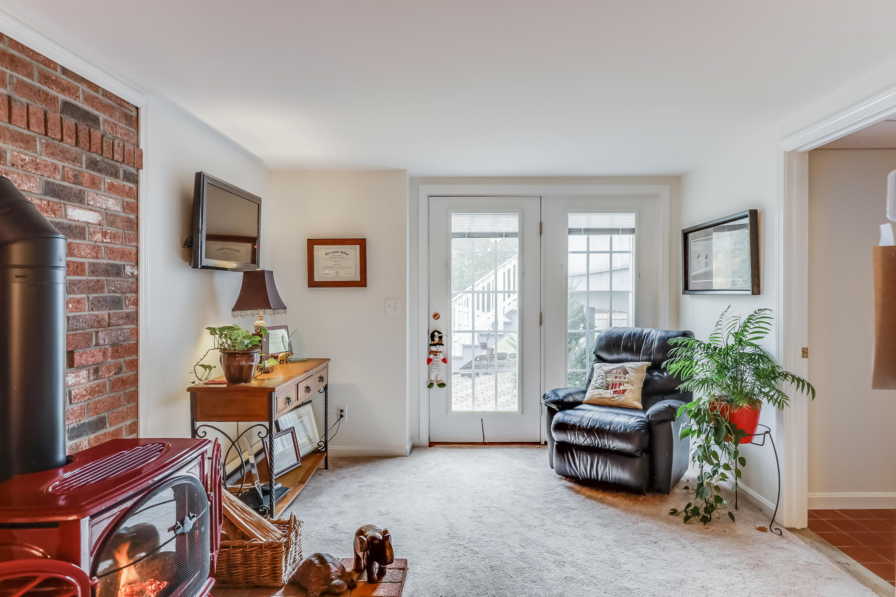 39 Nobska Road Mashpee, MA 02649 - Photo 26 of 33 a living room with furniture and a window