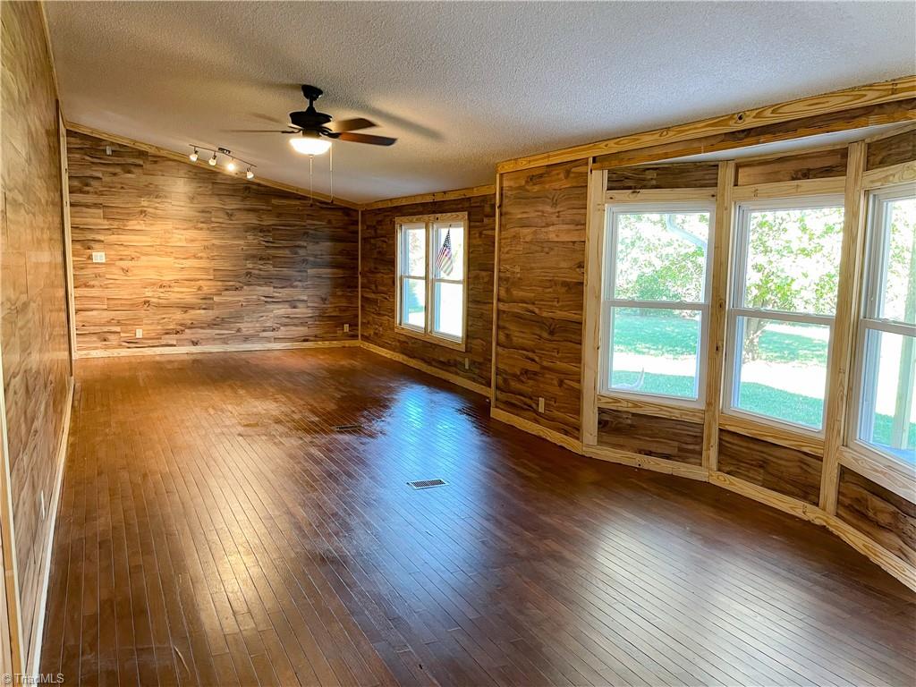 1352 Gravitte Road Pilot Mountain, NC 27041 - Photo 10 of 43 living room